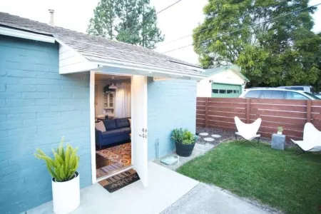 The Lincoln Street Cottage SANITIZED & SAFE!