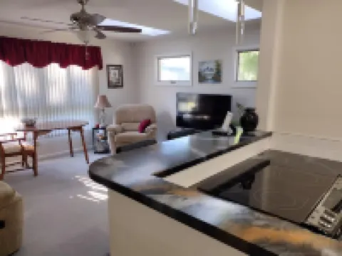 Charming suite in Marion IN, right next to Indiana Wesleyan University 馬里恩酒店