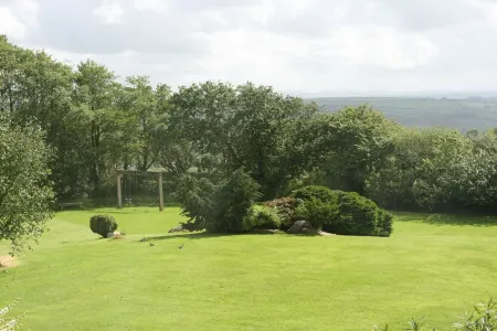 2 Bedroom Accommodation in Two Acres Of Gardens on edge of village of Blisland Отели в г. Бодмин