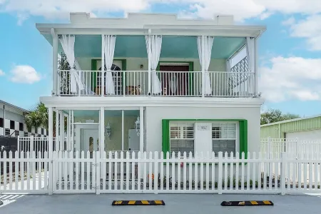 "Sleep with the alligators" at this alligator themed 3/1 in West Palm Beach! Отели рядом с Аэропорт Уэст-Палм-Бич