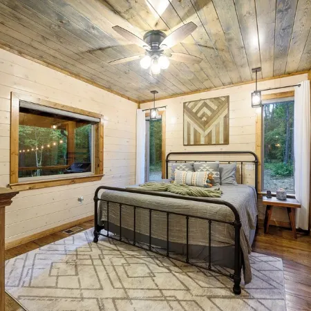 Luxury Cabin with Rustic Charm and Modern Amenities in Broken Bow, Oklahoma.