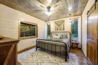 Luxury Cabin with Rustic Charm and Modern Amenities in Broken Bow, Oklahoma.