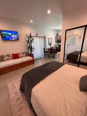 Casa de Azul - Modern Desert Retreat w/MTN VIEWS Hotels in der Nähe von Crazy Horse Ranch