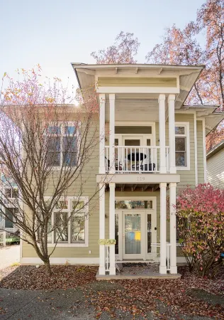 Sweet Inn Coach House near beautiful beach on Lake Michigan in Beachwalk