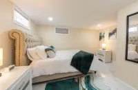 17 Mins from UBS Arena /Hot tub/Game Room/King Bed