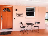 The Coral Cottage close to all that Sarasota has to offer