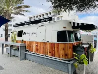 A+ Location Across from Beach. Free Bikes & Beach Equipment! Hotel dekat Bella Vita