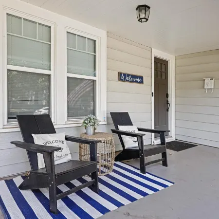 Craftsman Bungalow W/ King Beds & Stocked Kitchen.