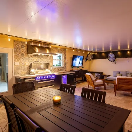 Private Luxury Pool & Spa Retreat – Great Location