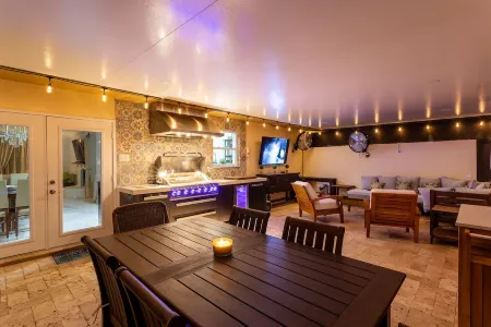 Private Luxury Pool & Spa Retreat – Great Location Отели рядом с достопримечательностью «Залив Бойнтон Бич»