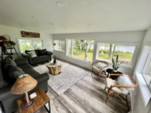 All-Season Modern Cottage on Red Lake - 45 min from Green Bay