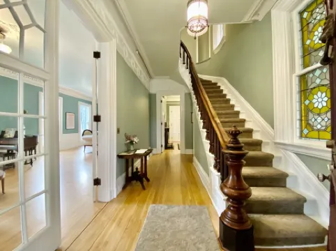 Entire Victorian Mansion - Near Main St & Farmer’s Mkt - Sleeps12
