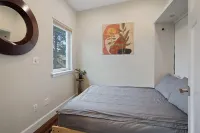 Bright & Modern Near Downtown & 1st Street Rapids - Walk Downtown Along River