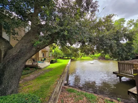 Charming 2-bedroom townhome in energy corridor, FULL of light Отели рядом с достопримечательностью «Маркет сквер эт Элдридж»