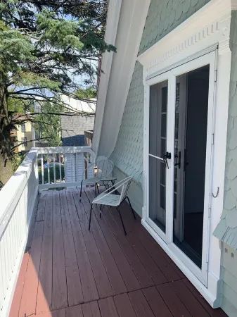 Brady St - Secret Garden - Fire Pit - Chic Victorian - Family Friendly Отели рядом с достопримечательностью «UWM English as a Second Language Program»