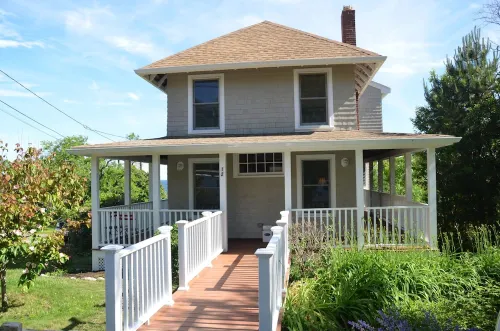 Featured on HGTV's Beach Hunters Hotel a Rockport