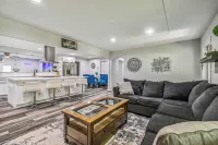 Luxury Modern spacious 5Bedroom/3Bathroom, Theater room a game room and pool.