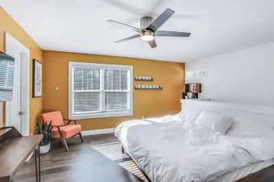 The Westchester - A modern bungalow 9-minute walk to downtown Ball Ground