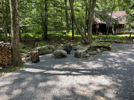 Cozy 3 Bedroom Chalet with Hot Tub