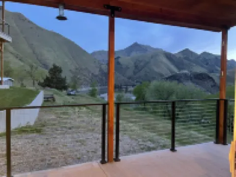 Hilltop riverview bunkhouse