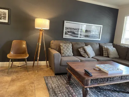 Entire  Fresno/Clovis 2 bedroom bungalow Отели рядом с достопримечательностью «Sierra Vista Kiosk - Fresno County Public Library»