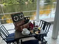 Tranquil Lakeside Waterfall Retreat-Summer is Upon us! Hotéis em Flat Rock
