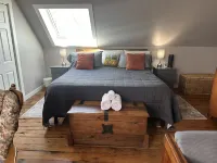 Quaint Neighborhood / Close to Beaches