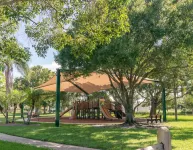 KING Bed & Mini Golf, Pet Friendly! Cowboy Pool Close to Beach Airport & Zoo BBQ