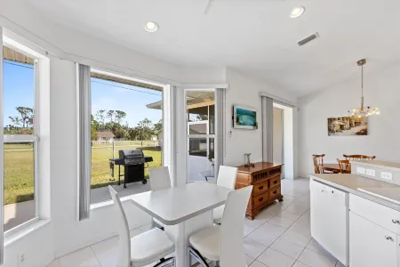 Cheerful & Vibrant Home Near Mineral Springs