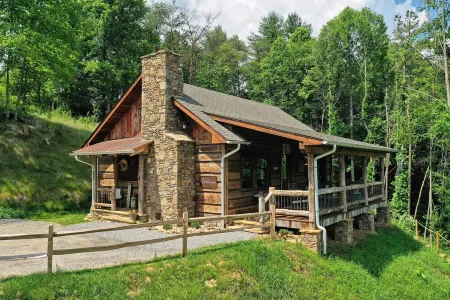 Cedar Cliff Cabin at Rivers Edge Rentals. Luxurious reclaimed 125 year old cabin