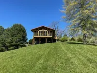 Lost River Swiss Cottage/10 acres/Private Dog Park/Streams