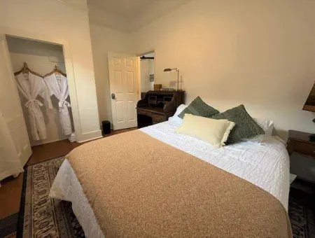 Charming Cottage Retreat Отели рядом с достопримечательностью «African American Museum and Library»