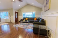 15 Mins From PHL International Airport - Modern Rancher Style Home in Chester PA - de charme