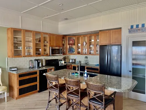 Beautiful ocean view condo on the beach w/ communal pool & hot tub Hotels in Imperial Beach