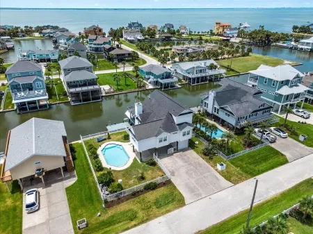 Bay Dayz - Canal & Poolside Views!