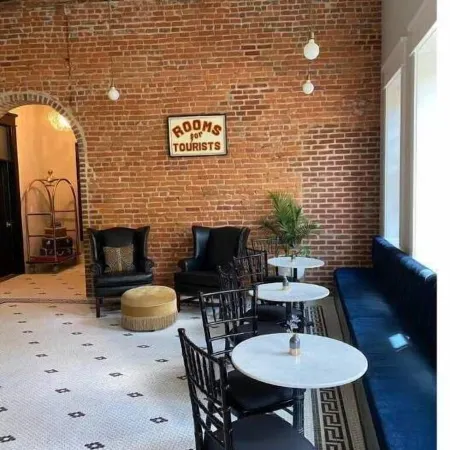 Ulysses Suites, Suite 204