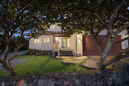 Legendary Estate 50 Steps to Maui’s Best Beach! New! 5 Bedroom, Pool With Slide! Отели в г. Капалуа