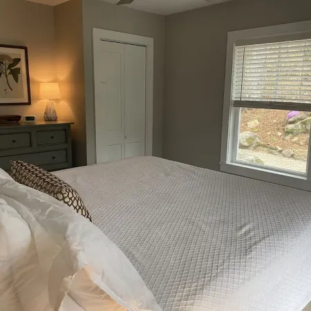 Deluxe 2 King Suites–Walk to Downtown Highlands NC– Fireplace & Fiber Optic Отели в г. Хайлендс
