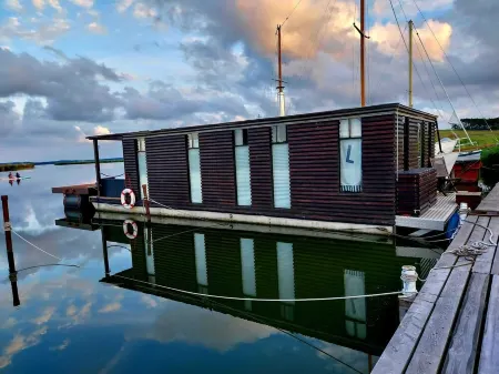 Floating AquariHus in Loddin on the island of Usedom Отели в г. Лоддин
