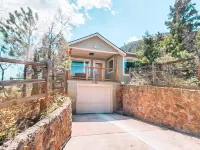 Gorgeous Home by The Broadmoor Hotel & Cheyenne Mtn Zoo! Hotels near Cheyenne Mountain Zoo