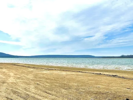 Newly Renovated Amazing Lake Retreat! Sleeps 11- Walk to Water & Boat Ramp!