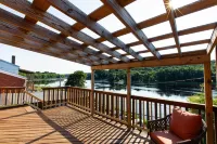 Downtown!  Views!  Dining!  King & Queen beds!
