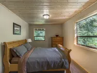 Unplug at this Mt. Baker Cabin in the Hot Tub, enjoy massage chair & rain shower Hotels in Glacier