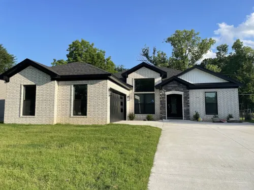 Newly Modern Home- 10 Minutes from Downtown Little Rock and River Market