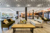 Winter Getaway with Cozy Fireplace in This Elegant Lake Geneva Condo & King Bed. Hotels in Geneva