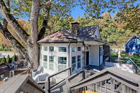 Lake Burton - Timpson Cove Luxury Cottage