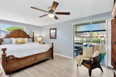 Jamaican Relaxation 3 bedrooms heated pool and unique game room Publix Super Market at Paradise Shoppes of Apollo Beach附近的飯店