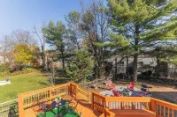 Spacious 5-bedroom Pineapple House in wonderful Pikesville/10PPL/Pets/ WiFi Hotels in Lochearn