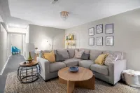 Retro Resort Inspired Home 7 Min From DT Raleigh