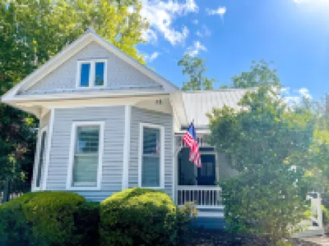 Charming Victorian Bike to Shops, Mins to Antiques & Wedding Venues 拉格蘭奇酒店